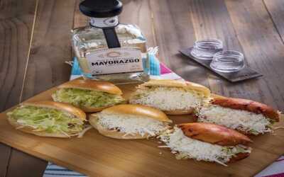 Pambazos y Tequila: Sabores de México